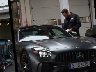 Revisión de un Mercedes antes de la entrega